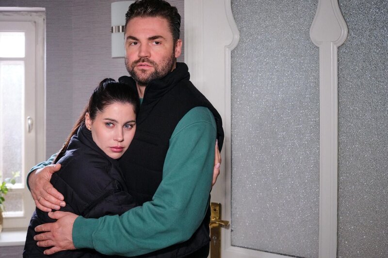 Sina (Valea Scalabrino) und Bambi (Ben Heinrich) erleben trotz ihrer Verunsicherungen einen nahen Moment. – Bild: RTL /​ Stefan Behrens /​ Folge 7609