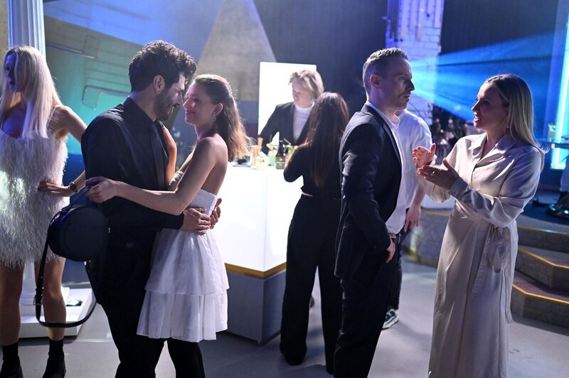 Matteo (Riccardo Angelini) und Nathalie (Amrei Haardt), Kilian (Marc Dumitru) und Isabelle (Ania Niedieck) feiern im Prunkwerk. – Bild: RTL /​ Julia Feldhagen /​ Liebe ohne Vorwarnung