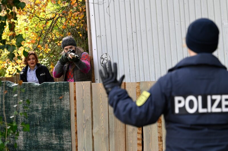 Die Hausmeisterin des Schießplatzes Karen Moll (Lucy Wirth, h.r.) hat sich im Wald verschanzt. Julia Demmler (Wendy Güntensperger, h.l.) und Nele Fehrenbach (Floriane Daniel, r.) versuchen zu deeskalieren. – Bild: ARD/​Laurent Trümper