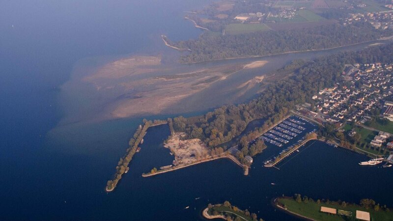 In einem weitläufigen Delta mündet der Rhein in den östlichen Bodensee. – Bild: Geo Television /​ Nautilusfilm