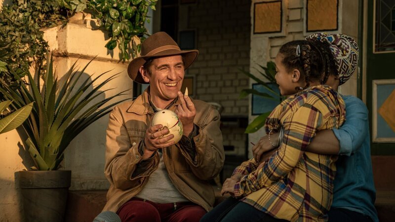 Fritz (Guido Hammefahr, l.) hat einen echten Löwen-Zahn geschenkt bekommen und Nandi (Sohela Oliphant, M.) hat ihm ein Straußenei bemalt. Kira (Thandi Sebe) freut sich. – Bild: ZDF und Raquel Fernandes