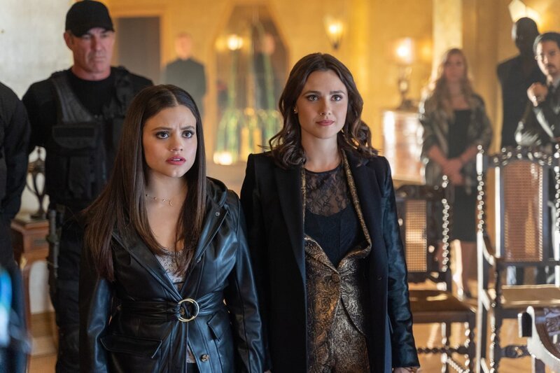 Maggie Vera (Sarah Jeffery, l.); Abigael (Poppy Drayton, r.) – Bild: The CW Network, LLC. /​ Colin Bentley