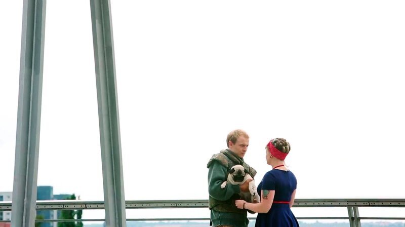 Christina (Christian Clauß) gibt Mops Teddy in die Obhut eines Mädchens (Julia Meißner). – Bild: MDR/​Andrej Bavschenkov