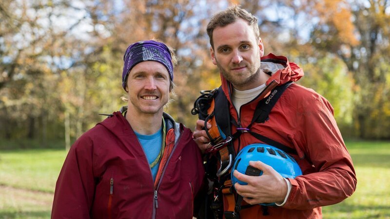 Psychologe und Moderator Leon Windscheid (r.) mit Baumpfleger und Extremsportler Niklas Winter (l.) – Bild: ZDF und Marius Fuchtmann