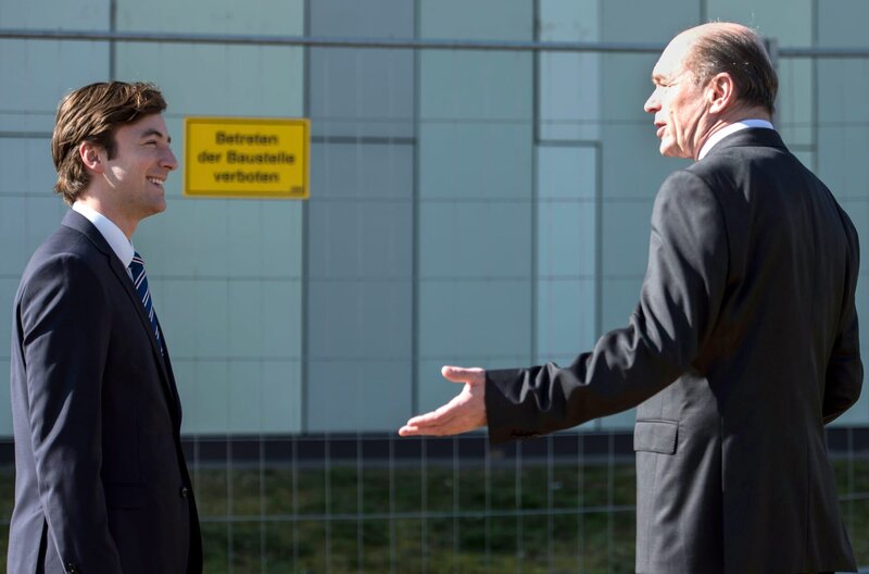 Der neue Assistent von Wolfgang Berger (Horst Günter Marx, r.), Lennard Langner (Cecil von Renner, l.) taucht auf der Baustelle auf. – Bild: ARD/​Jens Ulrich Koch