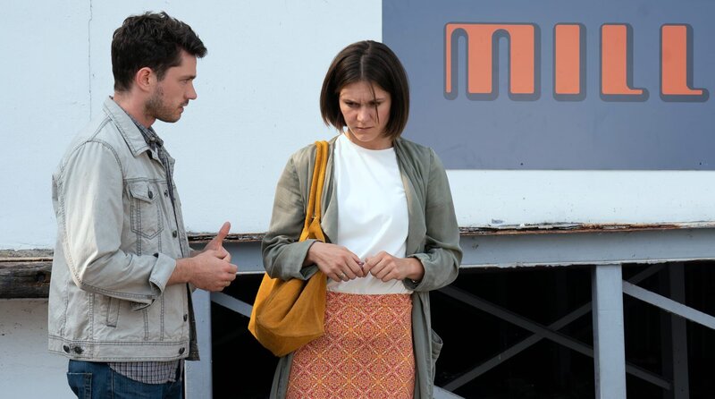 Tobi (Josia Krug, l.) und Anouk (Lilith Häßle, r.) sind ratlos. – Bild: ARD/​Marion von der Mehden