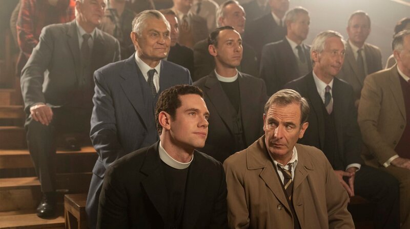 ONE GRANTCHESTER, „Staffel 5, Folge 5“, am Mittwoch um 21:45 Uhr. v.l.n.r. Will Davenport (Tom Brittney) und Geordie Keating (Robson Green). Hinten v.l.n.r.: Nick Brimble (Jack Chapman), Al Weaver (Leonard Finch). – Bild: WDR/​Kudos/​ITV/​Masterpiece