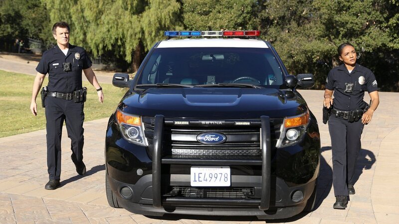 Nolan (Nathan Fillion) und Harper (Mekia Cox) erinnern sich an einen der merkwürdigsten Fälle ihrer Karriere. Sie werden zu einem Anwesen außerhalb der Stadt gerufen. Dort angekommen sind sie verblüfft, wer ihnen gegenübersteht. – Bild: ZDF