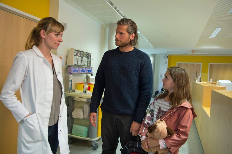 Mia (Mia-Sophie Ballauf, r.) möchte bei ihrer Mutter im Krankenhaus übernachten. Markus (Sebastian Ströbel, M.) und Frau Dr. Auerbach (Gundula Niemeyer, l.) können ihr diesen Wunsch nicht abschlagen. – Bild: ZDF und Thomas R. Schumann