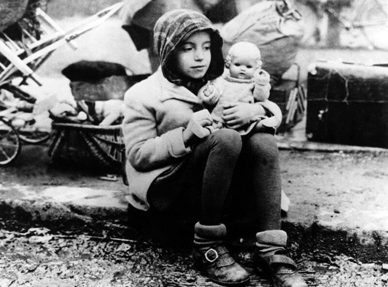 Mädchen aus einem Flüchtlingstreck mit einer Puppe im Arm. (undatierte Aufnahme, Deutschland Kriegsende) – Bild: WDR/​dpa