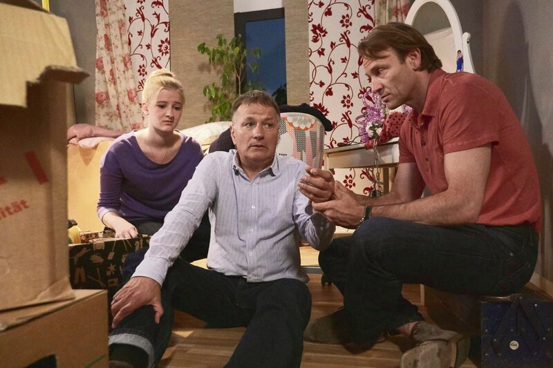 Roland Heilmann (Thomas Rühmann, mi.) ist im Moment über jede Ablenkung froh. Als Marie Stein (Henriette Zimmeck, li.) Hilfe in Sachen Strom braucht, fährt er kurzerhand mit Martin Stein (Bernhard Bettermann, re.) zu ihr. Doch weil Roland sich keine Ruhe gönnt, fehlt ihm die Konzentration. Er macht die falsche Sicherung raus und bekommt einen Stromschlag. Nun ist es wohl an der Zeit, dass auch Martin Roland ins Gewissen redet. – Bild: MDR/​Wernicke