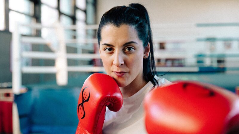 „Im Boxsport haben es Frauen schwer!“, sagt Dilar Kisikyol (33). Im September 2024 beendete sie ihre Karriere als amtierende Box-Weltmeisterin. – Bild: ZDF und Mauro Pinterowitsch