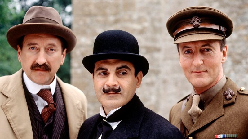 v.l.n.r. Chief Inspector Japp (Philip Jackson), Hercule Poirot (David Suchet) und Lieutenant Hastings (Hugh Fraser) – Bild: WDR/​ITV plc (Granada International)