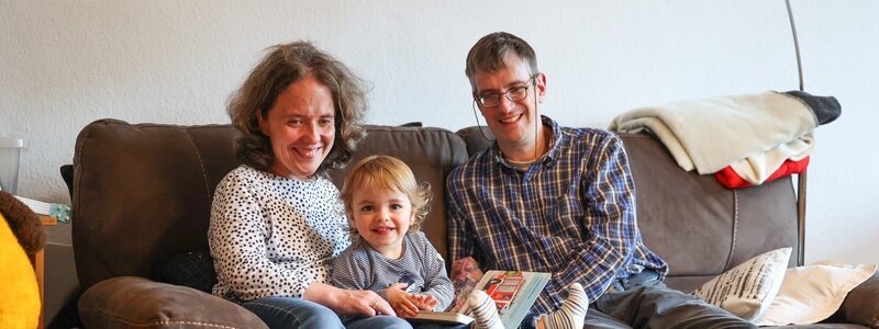 Ulrike und Christian Karges sind sehbehindert, ihr Sohn Janis kann sehen. – Bild: ZDF und Nadine Weigel