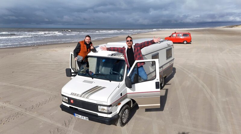 Friso Richter (re.) und Lukas Lowack besuchen zwei Luxus-Campingplätze hinter der dänischen Grenze. – Bild: HR/​NDR/​Lukas Lowack