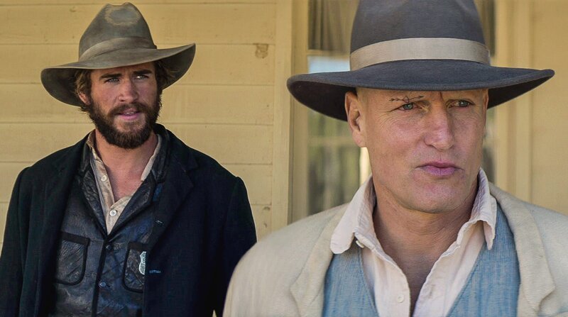 Texas Ranger David Kingston (Liam Hemsworth, li.) hat mit Abraham Brant (Woody Harrelson) eine Rechnung offen. – Bild: ARD Degeto /​ ZDF und ARD Degeto