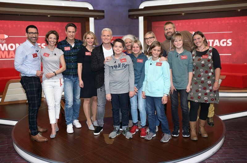 Hinten v. li.: Till Nassif, Anna Planken, Sven Lorig, Susan Link, Guido Cantz, Monika Ketterer, Alisa Dettweiler, Markus Stickling; vorne v. li.: Felix Becker, Amelie Bürger, Helen Vallant, Mattis Schmidt, Christina Striby. – Bild: SWR/​Bavaria/​Frank W. Hempel