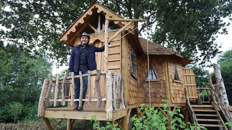Simon Parfett vor Katies Baumhaus – Bild: RTL /​ Plimsoll Productions Ltd