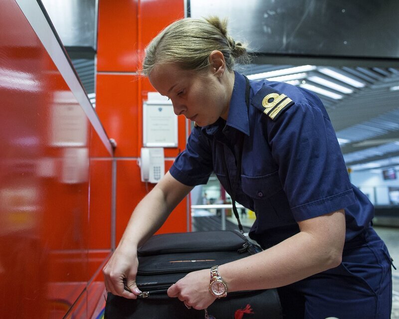 Stop Search Seize Series 1 Sky SSS – Shannon Airport – Niamh Howard – Bild: Conor Ó Mearáin for Sky