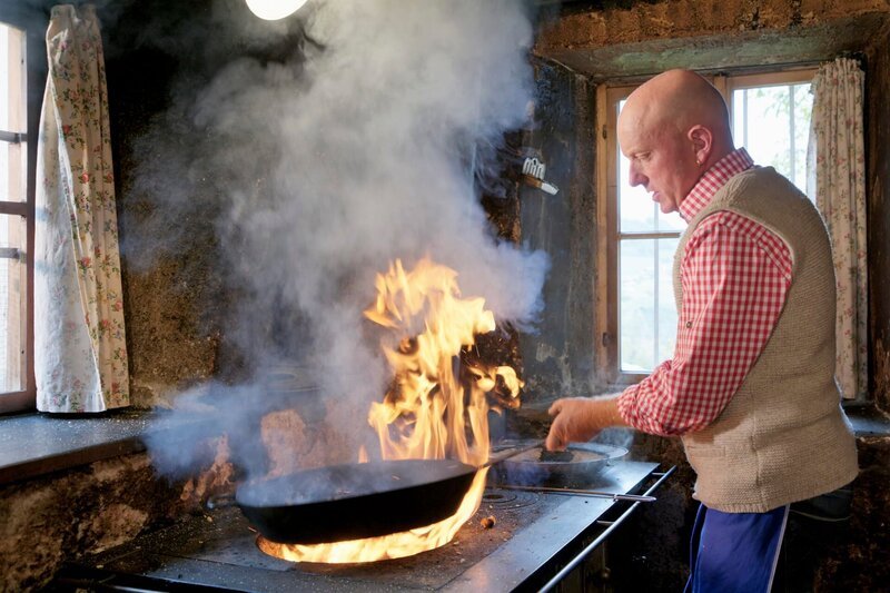Ewald Brunner röstet Kastanien – Bild: ServusTV / Beckmann Ewald Brunner röstet Kastanien – Bild: ServusTV / Beckmann