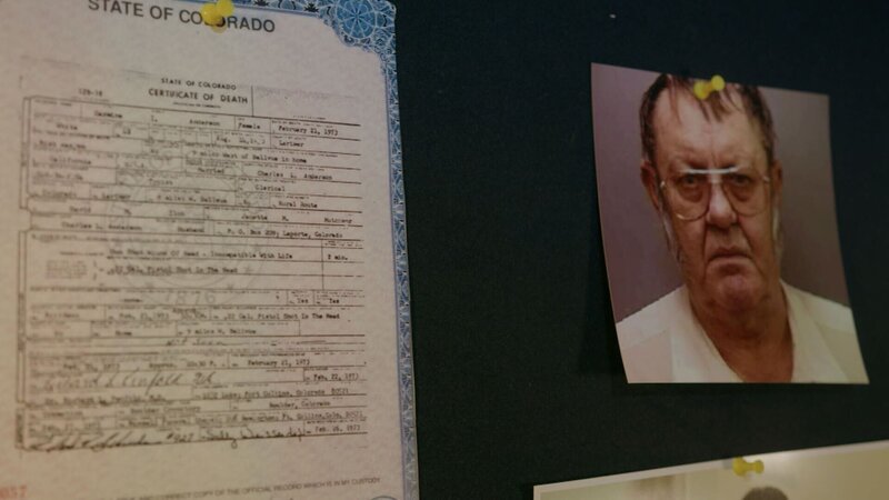 Dokument und das Bild eines Verdächtigen – Bild: Crime + Investigation