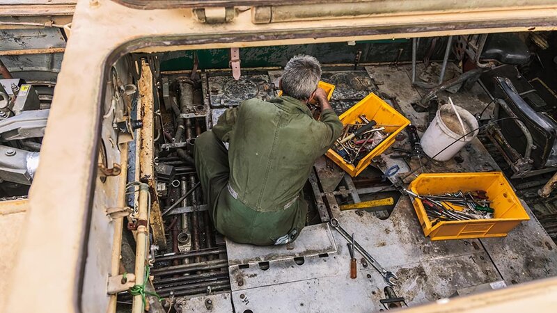 Michael Manousakis while working. (Foto: Tilman Schenk) – Bild: DMAX