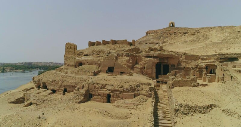 Die Nekropole auf dem Felsenberg Qubbet el-Hawa bei Assuan in Oberägypten – Bild: Patrick Acum /​ Blakeway Productions, BBC