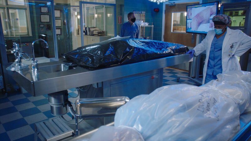 Dwayne Pride (Scott Bakula, l.); Loretta Wade (CCH Pounder, r.) – Bild: 2020 CBS Broadcasting, Inc. All Rights Reserved Lizenzbild frei