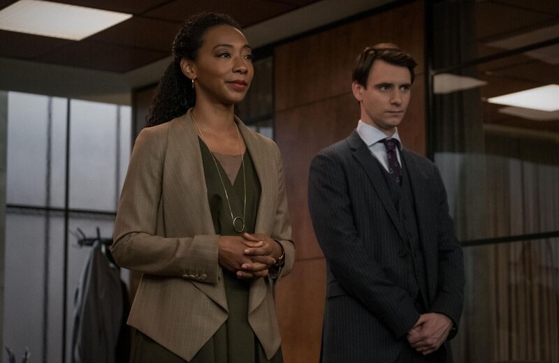 Naya Temple (Betty Gabriel); Peter Quayle (Harry Lloyd) – Bild: MRC II Distribution Company L.P.