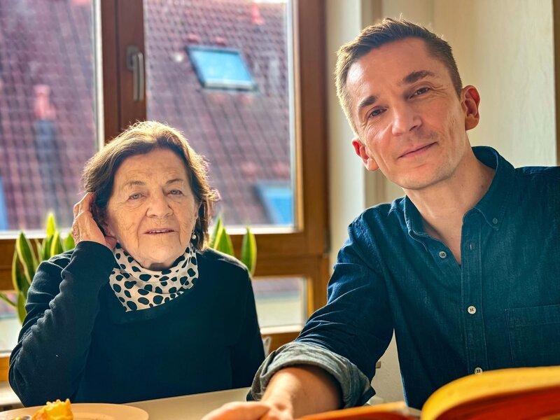Eva erzählt „PUR+“-Moderator Eric, wie es ihr als jüdisches Kind im Zweiten Weltkrieg erging. – Bild: ZDF und Anabel Münstermann