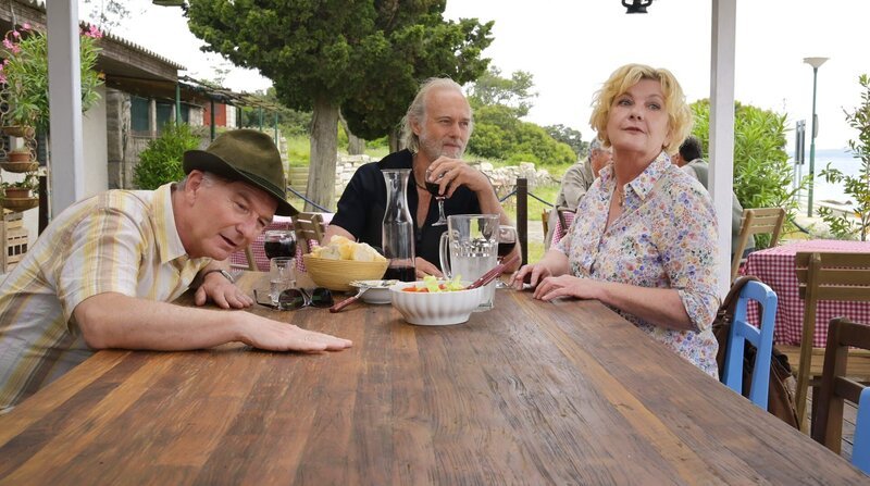 Gisela (Saskia Vester) und Werner Bauer (Michael Lerchenberg, li.) haben „Franjo“ (Siemen Rühaak) lange nicht gesehen. – Bild: ZDF und ARD Degeto/Christiane Pausch Gisela (Saskia Vester) und Werner Bauer (Michael Lerchenberg, li.) haben „Franjo“ (Siemen Rühaak) lange nicht gesehen. – Bild: ZDF und ARD Degeto/Christiane Pausch