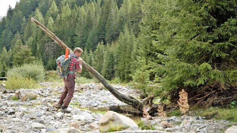 Wildholzkünstler Manuel Egger – Bild: Thomas Beckmann /​ Eckert Film /​ ServusTV