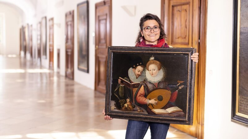 Ist das Mary Stuart mit ihrem Gitarrenlehrer? Und stammt das Gemälde tatsächlich aus dem 16. Jahrhundert? – Bild: Markus Konvalin /​ BR