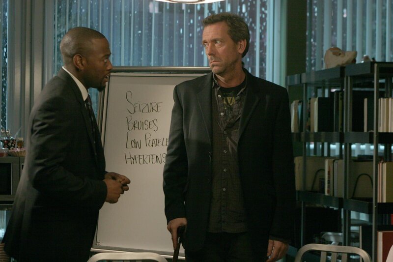 Dr. Eric Foreman (Omar Epps, l.) sieht endlich seine Chance gekommen, seinen Rivalen Dr. House (Hugh Laurie, r.) bloßstellen zu können … – Bild: NBC Universal Television Studio Lizenzbild frei