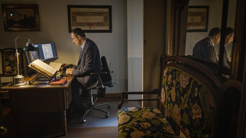 Historiker Andrea Nicolotti bei der Recherche. – Bild: ORF/​Tellux-Film/​Metafilm