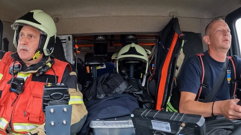 Two firefighters on the way to a traffic accident. – Bild: Warner Bros. Discovery, Inc.