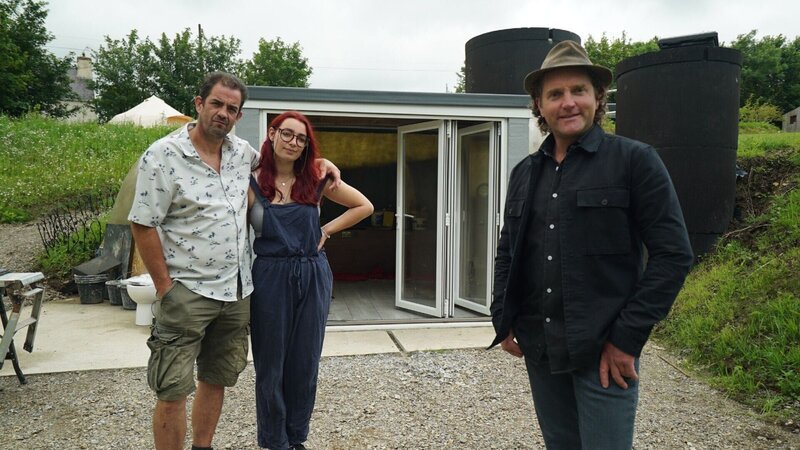 V.l.: Toby, Tochter Islay und Simon Parfett vor dem U-Boot. – Bild: Tobys U-Boot /​ RTL /​ Plimsoll Productions Ltd