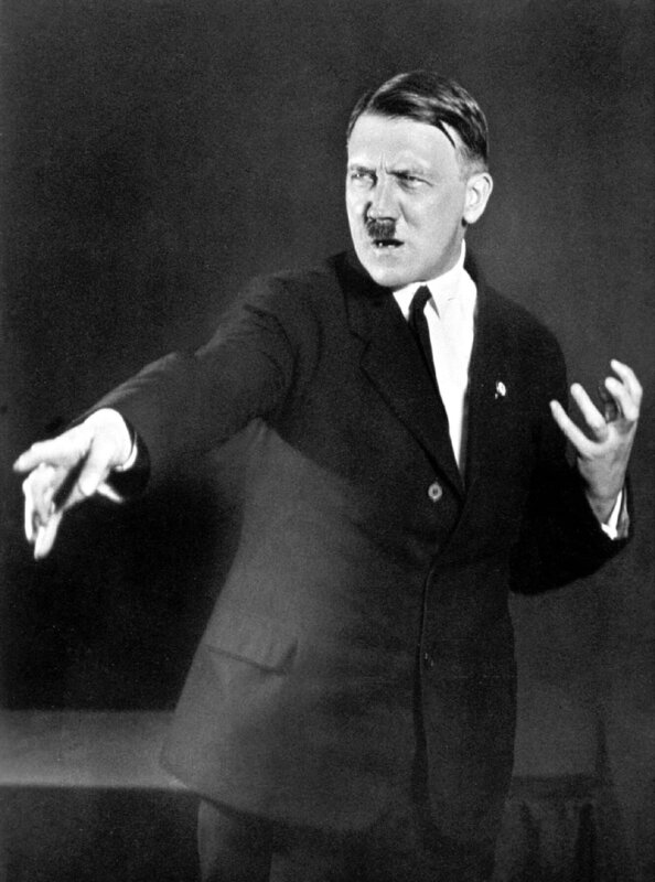 Adolf Hitler in Rednerpose, fotografiert von Heinrich Hoffmann im Jahr 1927. Viele Nazis suchten nach germanischen Ursprüngen und warfen Judentum und Christentum die angebliche Ausrottung germanischer Kulte während der Hexenverfolgung vor. – Bild: ZDF/​MDR