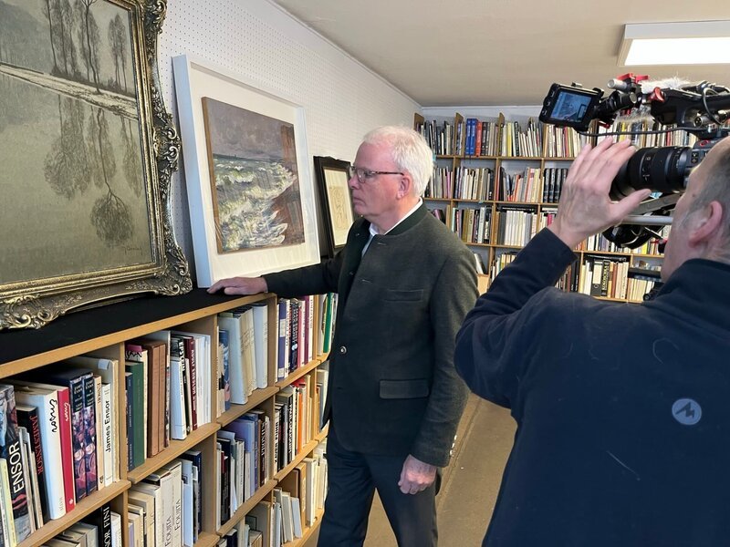 Dreharbeiten im Auktionshaus Lempertz in Köln. Der langjährige Chef des Auktionshauses, Prof. Henrik R. Hanstein (links), erzählt im Film von einem persönlichem Telefonat mit Dr. Max Stern, das ihn sehr berührt hat. – Bild: Dr. Michael Zehetmair /​ BR