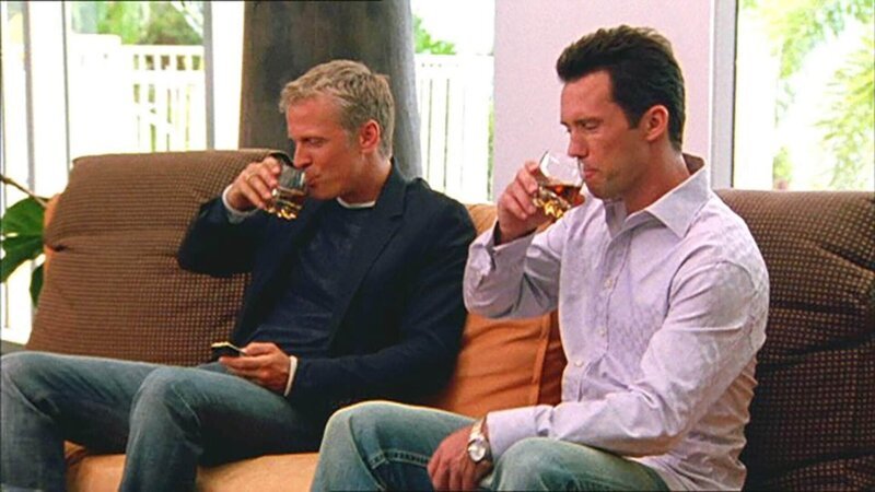 Zeke (Patrick Fabian, l.) ahnt nicht, dass er von Michael Westen (Jeffrey Donovan) hinters Licht geführt wird. – Bild: RTL/​VP/​RP