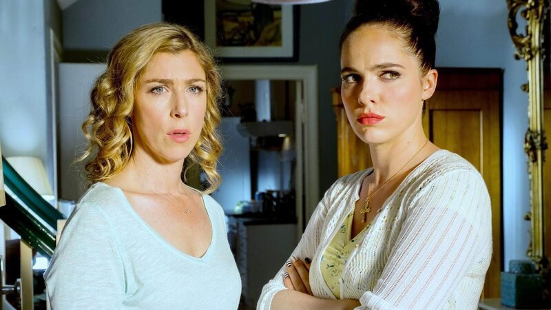 Cornelia (Brigitte Zeh, l.) und Magda (Verena Altenberger) schmieden einen Plan, um den Verlust des Holtkamp-Zuhauses abzuwenden. – Bild: TVNOW /​ Gordon Mühle