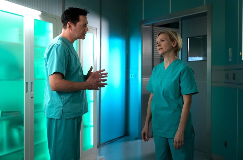 Dr. Philipp Brentano (Thomas Koch) rät Dr. Kathrin Globisch (Andrea Kathrin Loewig), sich kurz zu Hause auszuruhen. Sobald es etwas Neues bei ihrer Tochter gibt, wird er sich melden. – Bild: MDR/​Rudolf Wernicke