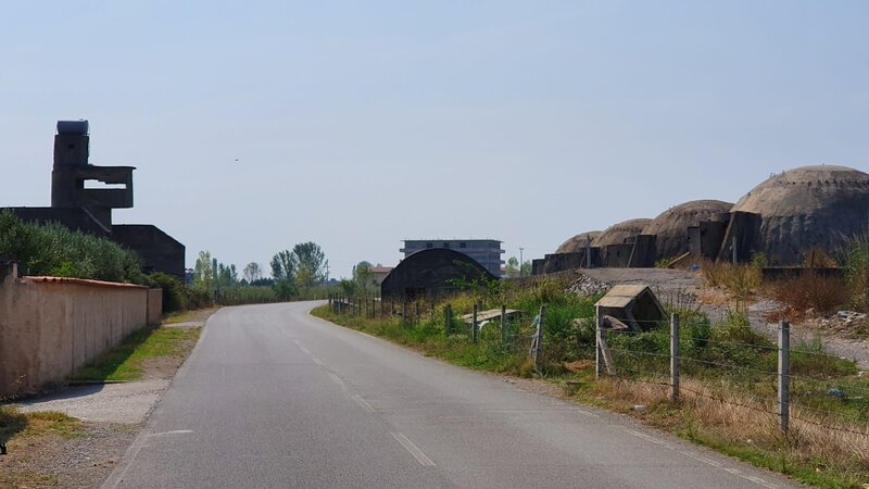Noch immer stehen gewaltige Bunker in allen Teilen Albaniens – hier eine Geschützbunker-Anlage. – Bild: ZDF