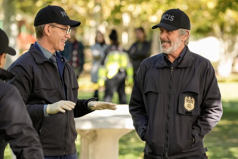 Jimmy Palmer (Brian Dietzen, l.); Alden Parker (Gary Cole, r.) – Bild: 2024 CBS Broadcasting, Inc. All Rights Reserved. /​ Robert Voets