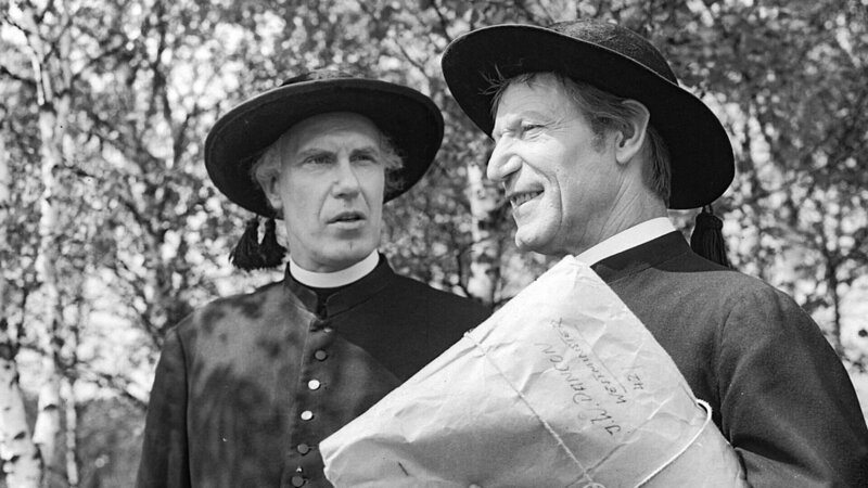 v.li.: Falscher Pfarrer (Götz-Olaf Rausch), Pater Brown (Josef Meinrad). – Bild: Beta Film /​ ORF