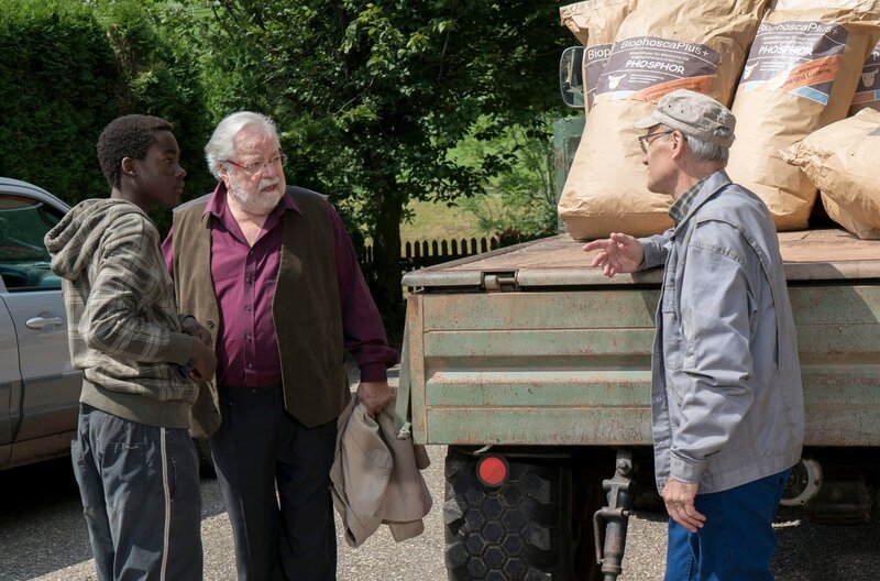 Karl ist strikt dagegen, dass Tayo auf dem Hof bleibt. v.l.: Tayo (Charles Henri Junior Sehba), Hermann (Wolfgang Hepp), Karl (Peter Schell) – Bild: SWR/​Schweigert