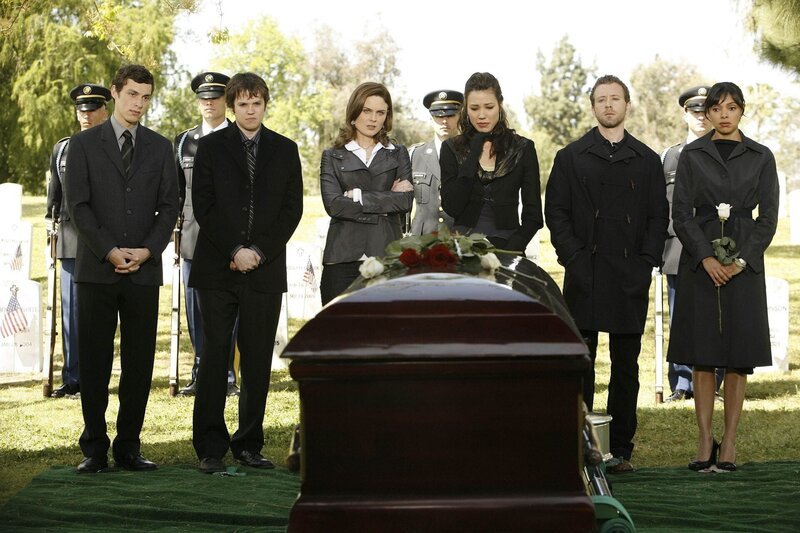 l-r Lance Sweets(John Francis Daley),Zack Addy( Eric Millegan),Temperance Brennan(Emily Deschanel),Angela Montenegro(Michaela Conlin),Jack Hodgins(T.J. Thyne),Camille Saroyan(Tamara Taylor) – Bild: Isabella Vosmikova