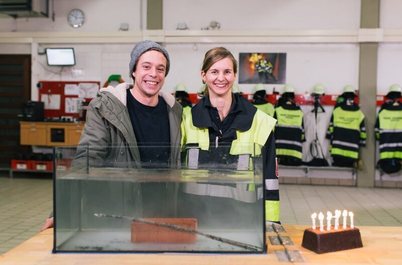 Checker Tobi mit Feuerwehrfrau Karolin Knoll. – Bild: BR/​megaherz gmbh/​Hans-Florian Hopfner