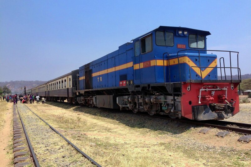 Abfahrtbereite Henschel-Lok in Singida. – Bild: NDR/​SWR/​Michael Mattig-Gerlach