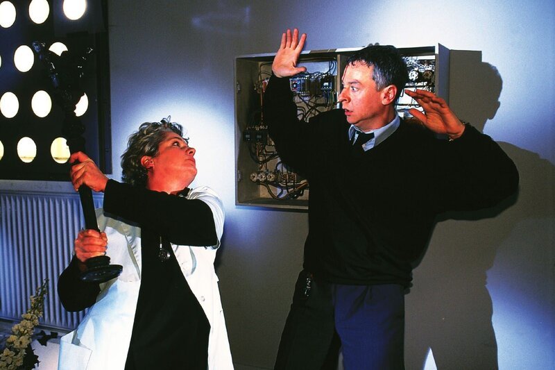 Uschi (Barbara Freier) schlägt den Justizvollzugsbeamten Dahnke (Thomas Engel) zu Boden. Sie will jedoch nicht fliehen, sondern einen lebensgefährlichen Sprengsatz plazieren, der ganz Reutlitz in die Luft jagen kann … – Bild: RTL